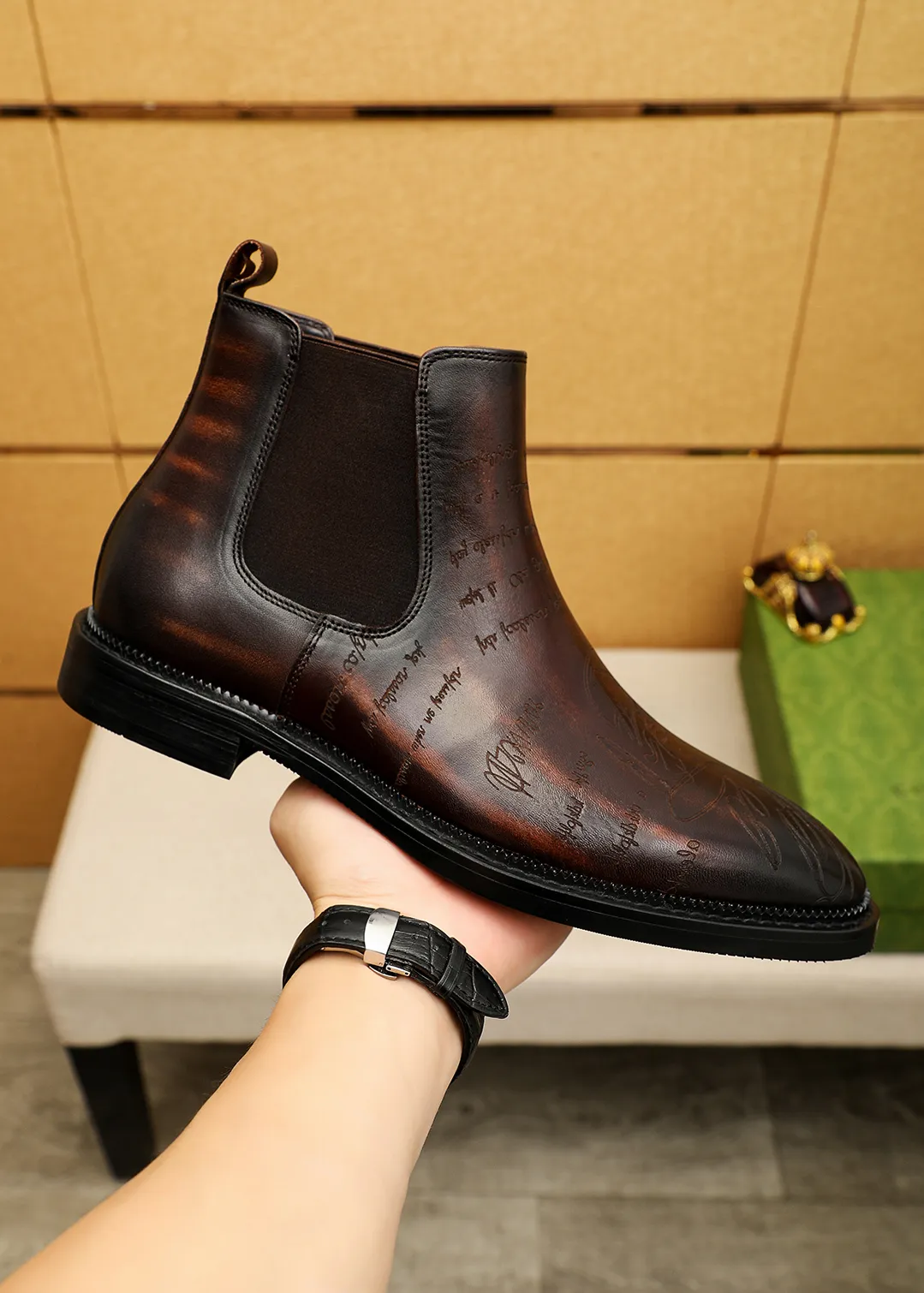 Men's shoes 💰640 💐 Product trademark: GUCCI "Gucci" high-top leather shoes Regular size: 38-44 (37.45.46🉑️Customized) Product materials: Selected imported first-layer calfskin embossed upper + luxury hardware buckle, imported sheep 🐑 leather lining. Strong three-dimensional visual effect, original outsole Color: 3⃣️colors available